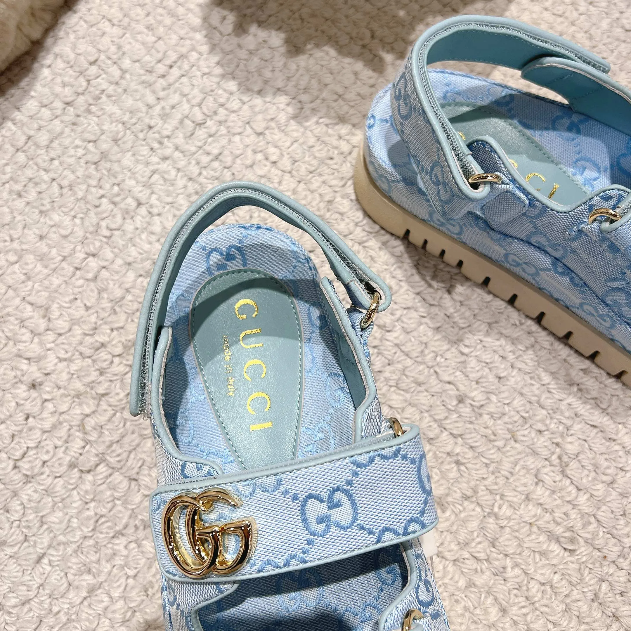 👟👟Ex-factory price 500👟👟Gucci’s modern design aesthetic explores the path of unique craftsmanship, cleverly integrating the brand’s classic elements with its beloved brand logo. The sandal is embellished with the beloved Double G hardware, adding a touch of understated branding to the design, complementing the versatility of the Velcro straps. Outsole: Wear-resistant and easy-to-bend sawtooth rubber foam sole! Ultra-light sole. Natural PU heightening insole. Size: Female 35-41#